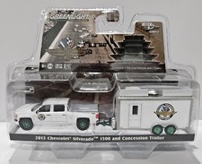 Greenlight 1:64 Hitch & Tow Die-Cast 2015 Chevrolet Silverado 1500 Trailer Chase