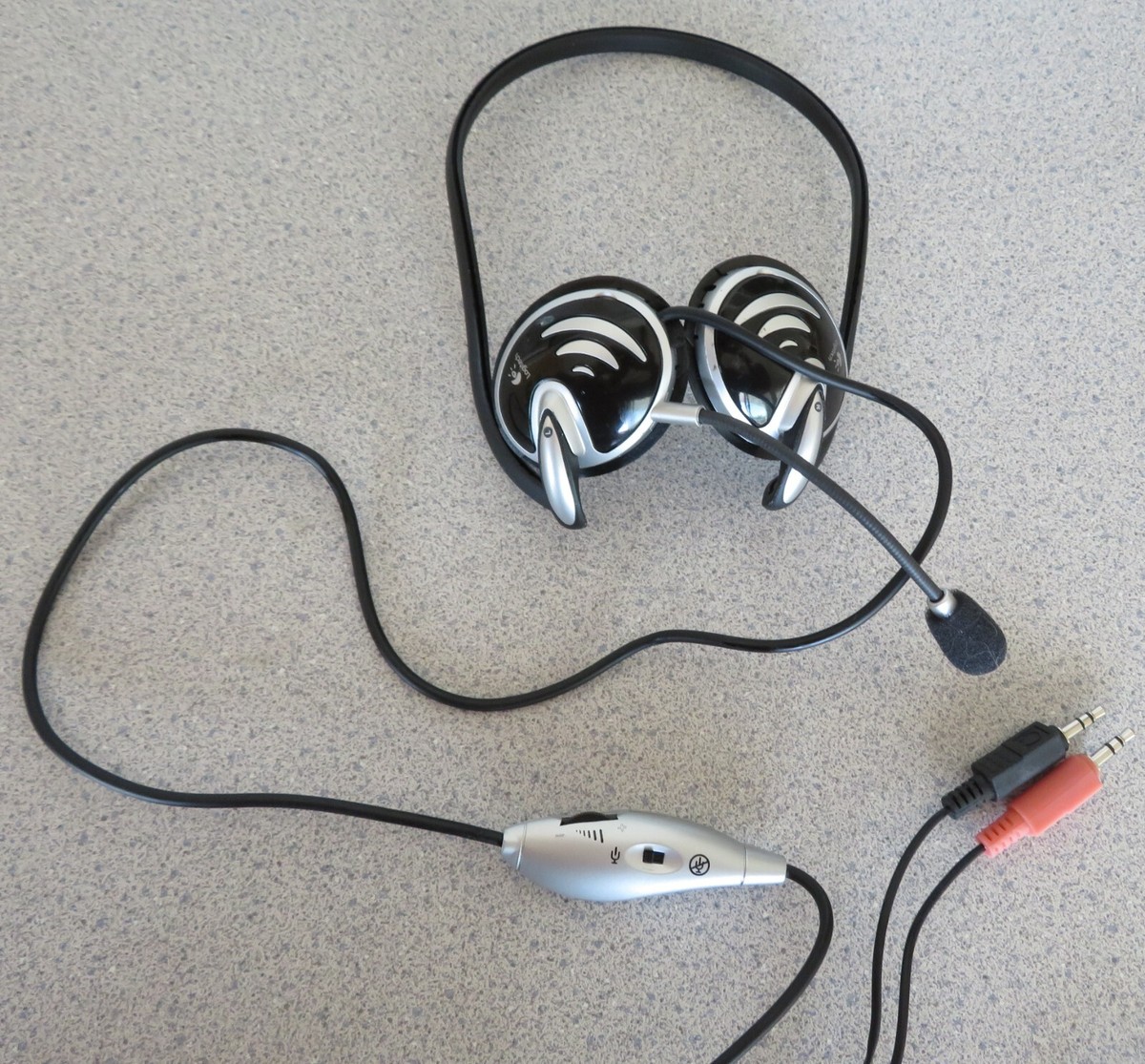 Preowned LOGITECH PC 880 Headset w Nose Cancelling Microphone In