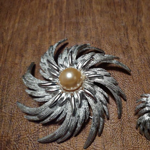 Juego de broches y pendientes vintage Sarah Coventry tono plata molinete - Imagen 2 de 7