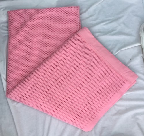 Vintage 60er 70er rosa Zelluläre Wabendecke Satineinfassung Camper 240 x 180 cm - Bild 2 von 12