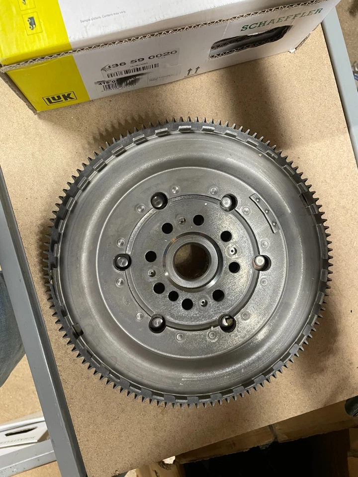 LuK Dual Mass Flywheel DMF fits FORD MONDEO MK3 2.0 TDDi TDCi 115 BHP 415018110 - Image 3 of 4