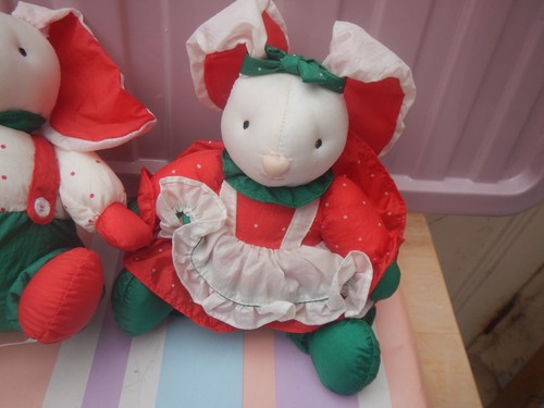 VINTAGE RUSS BERRIE PAIR OF RED/GREEN NYLON BUNNIES PUFFALUMP STYLE - Picture 3 of 6