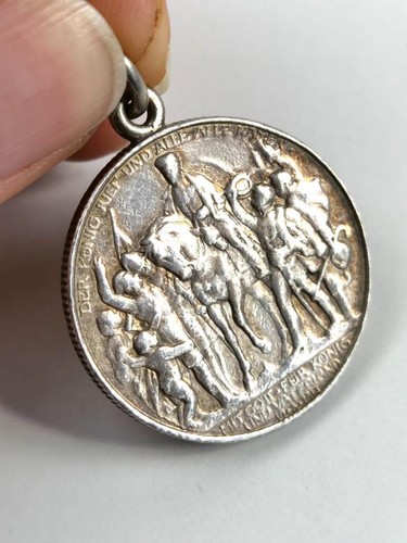 Zwei Mark Preussen 1913 " DER KÖNIG RIEF UND ALLE ALLE KAMEN " angelötete Trageö - Bild 3 von 3