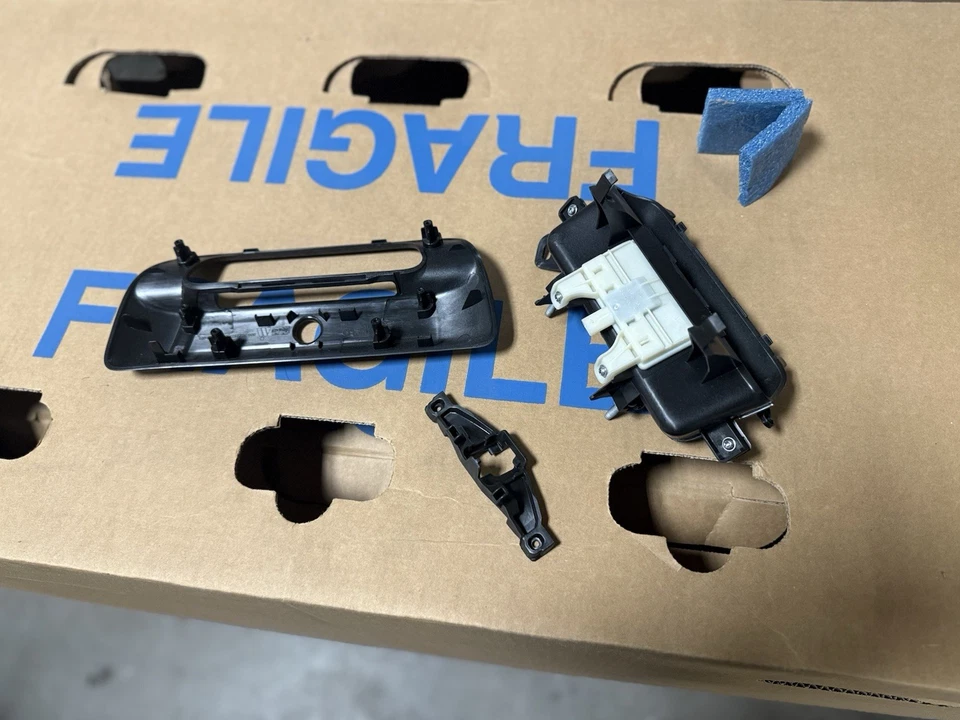 68578934AA: 2022-2025 RAM 1500, 2500, 3500 manija de puerta trasera negra con Parkview Foto 2 de 4