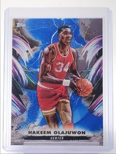 HAKEEM OLAJUWON 2024-25 TOPPS INCEPTION BASKETBALL BLUE #100 /25 Q4857
