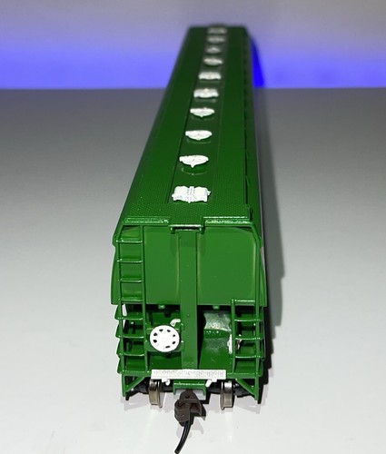 Walthers HO custom paint 4 Bay Covered Hopper —Ralston Purina Co. Advertising - Picture 3 of 6