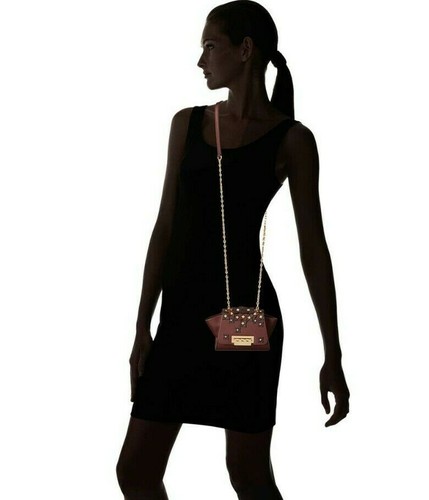 $325 BOLSO BANDOLERA MINI CUERO TACHONADO ZAC POSEN EARTHA VINO NUEVO CON ETIQUETAS - Imagen 5 de 6
