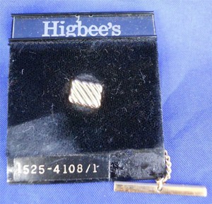 Vintage-1990-039-s-Higbee-039-s-Mens-Rectangular-Ridges-Gold-Tone-Tie-Tack-Pin