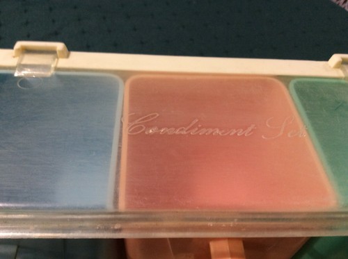 RETRO CONDIMENT SET WITH CASE.GAYWARE.HOUSEWARE BRAND.CIRCA 1960S - Picture 2 of 7
