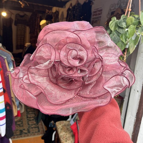 Toller OTT Blumen Rüschen Hut Schimmer Stoff Hochzeit Rennen Krempe Rosa - Bild 5 von 6