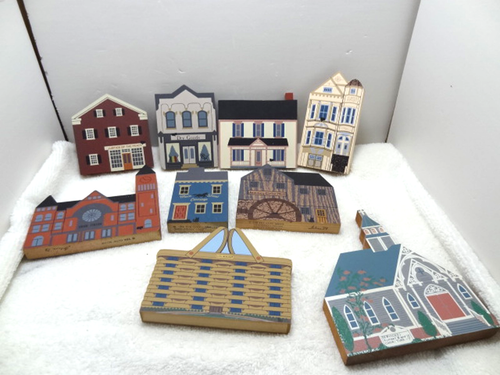 The Cat’s Meow Village - Lot Of 9 Mixed Towns Wooden Buildings Shelf Sitters - Picture 1 of 18