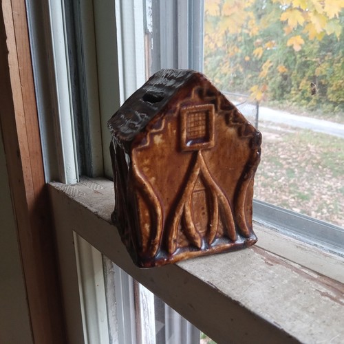 1870s RARE ROCKINGHAM POTTERY COTTAGE CABIN COIN BANK WITH ARCHED WINDOWS ETC - Picture 9 of 10