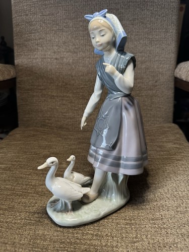 A stunning Lladro Figurine No.5202 "Aracely With Ducks" gorgeous figure VGC