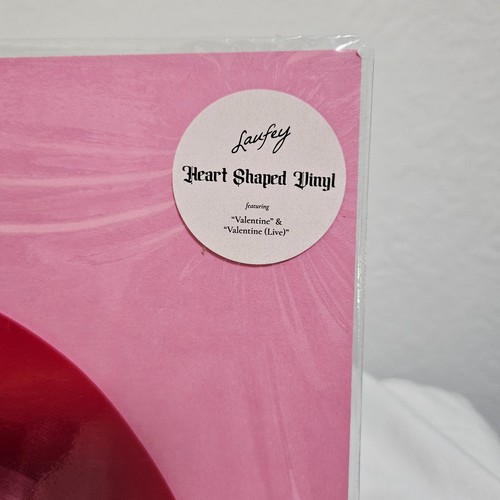Laufey Valentine Heart Shaped 7" Vinyl Limited Edition NUMBERED 1675/5000 NEW - Picture 3 of 4