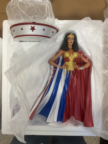 Tweeterhead Wonder Woman Maquette Set Lynda Carter Esclusiva Gonna a Mantello Pantaloncini - Foto 9 di 10