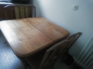 TABLE EN BOIS+4 CHAISES
