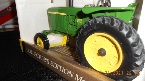 Ertl John Deere 1960 Collector's Edition Model 3010 Tractor 1/16 Scale Die Cast - Picture 4 of 7