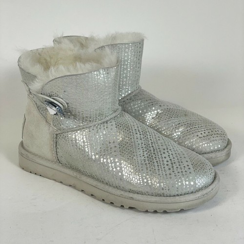 UGG Mini Bailey Knopf Bling Schneestiefel Damen Größe 5 silber Lammfell Fellbesatz - Bild 1 von 11