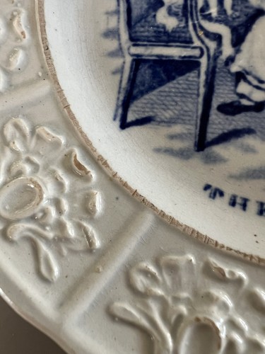 Antiguo plato de guardería de perlas en azul, “Nuestros primeros días” “La mascota” C 1840 - Imagen 4 de 4