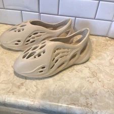 Men’s Size 8 Beige  Unbranded Foam Sandal Read