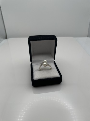 14 KT White Gold Ladies Pearl Ring Total Weight 2.8 Grams - Picture 2 of 9