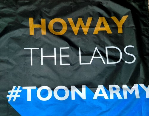 NEWCASTLE UNITED Oficial Howay The Lads Toon Ejército NUFC Cresta 5' x 3' Bandera - Imagen 4 de 5