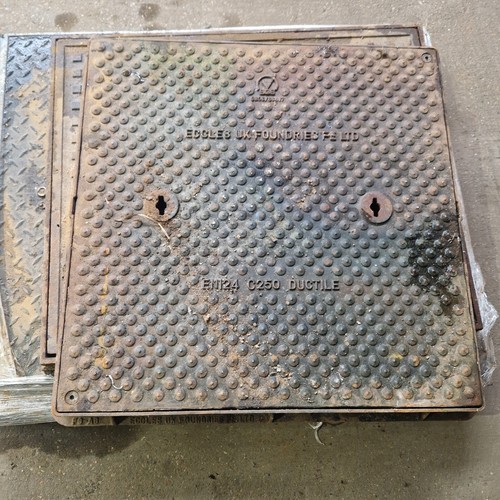 X Large Ductile Iron Manhole Drain Cover & Frame 793mm X 794mm C250 Keyhole Lid