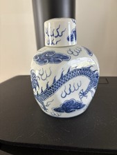 Vase chinois bleu et blanc en porcelaine, décor dragon et nuages