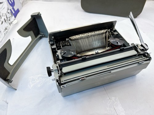 Remington Travel-Riter Deluxe Vintage Typewriter w/Case West Germany Tested - Picture 11 of 24