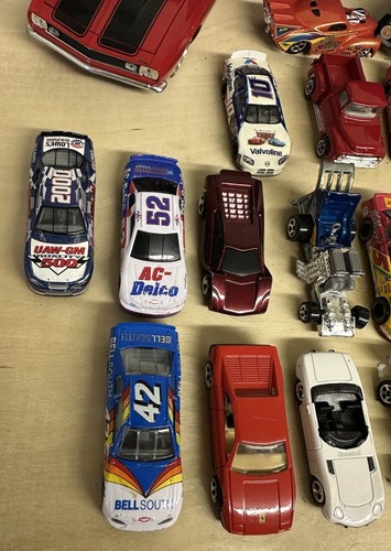 Vintage Huge Lot of 1990s Hot Wheel Cars w/ Rolling Carrying Case Comes/ 62 Cars - Picture 20 of 23