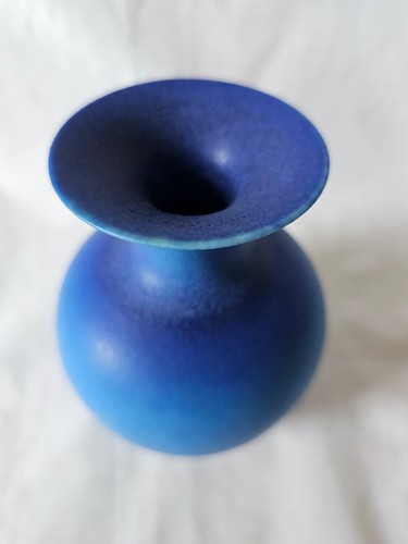 Gorgeous blue Delan Cookson vivid blue studio pottery vase - Picture 14 of 15
