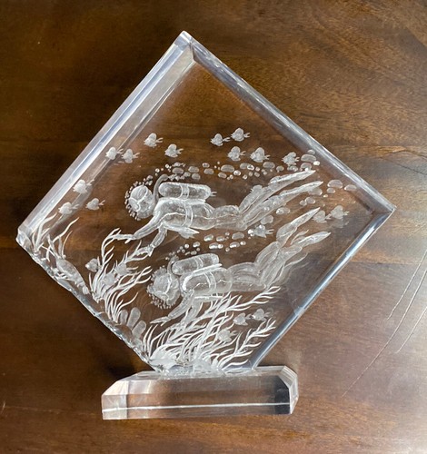 Escultura Lucite tallada de colección buceadores, coral y peces - firmada por el artista - Imagen 7 de 7