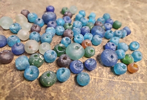 40 cuentas antiguas de vidrio marino africano ámbar azul verde comercio hermosas coleccionables - Imagen 6 de 8