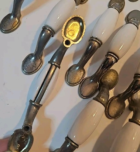 Lot Of 38 Vintage White Porcelain / Brass Drawer Pulls - Picture 3 of 4