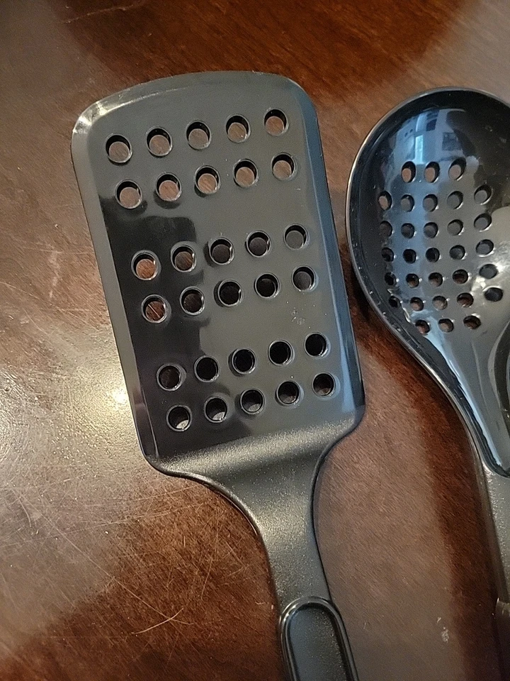 3 Piezas De Colección FARBERWARE NEGRO Espátula Turner, Tenedor de Pasta y Cuchara Ranurada para Servir Foto 2 de 4