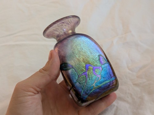 Robert Held 4” Small Triangular Purple Bud Vase w/Iridescent Swirl Design SIGNED - Picture 7 of 13