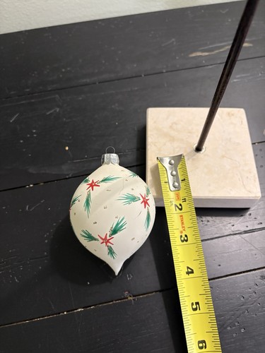 Juego de 2 adornos navideños de vidrio decorados a mano con diseño de estrella roja y verde - Imagen 6 de 9