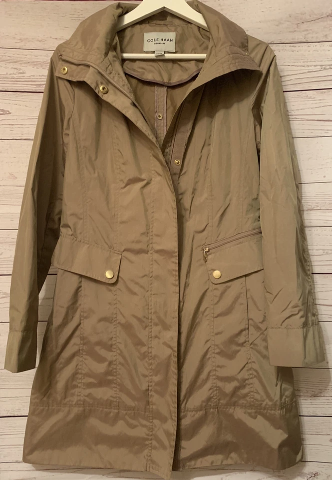 Chaqueta cortavientos COLE HAAN para mujer camel ligera con cremallera frontal talla XS Foto 3 de 4