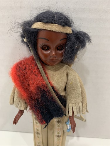 VINTAGE NATIVE AMERICAN INDIAN 7" DOLL BOW & BLANKET SUEDE OUTFIT SLEEP EYES - Picture 2 of 12