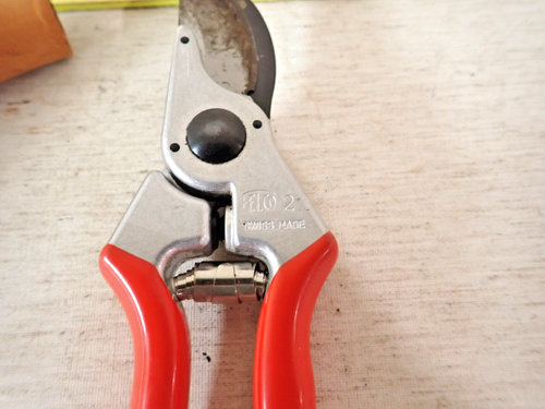 Felco #2 High Performance Swiss made Pruner with-Leather Belt Sheath - Picture 2 of 4