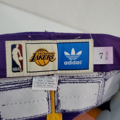 De Colección Adidas Los Ángeles LAKERS Campeones del Mundo NBA Sombrero Gorra a Rayas Ajustado 7 3/8 - Imagen 14 de 14