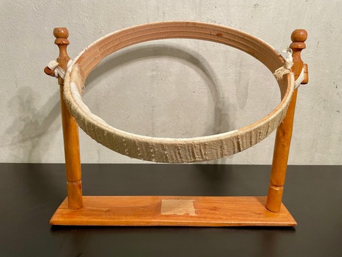 Antico telaio in legno con piede per ricamo diametro 38 cm - Foto 3 di 6