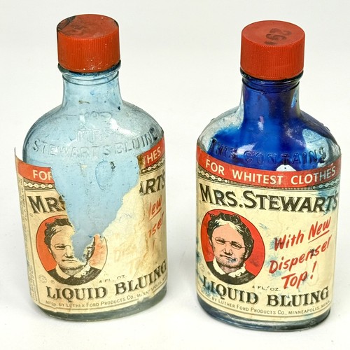 Dos botellas de vidrio en relieve azulado líquido de colección Mrs. Stewart's 1963 vacías - Imagen 2 de 15