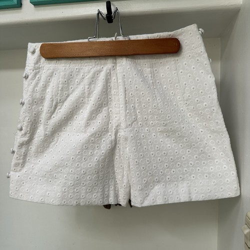 CLUB MONACO WEISSE SPITZENSHORTS MIT ÖSEN Damengröße 0 gefüttert mittelhohe Leibhöhe vorne flach