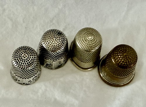 4 antike Fingerhüte. Waite Thresher Co Sterling Silber Stern + andere + Nähset - Bild 2 von 16