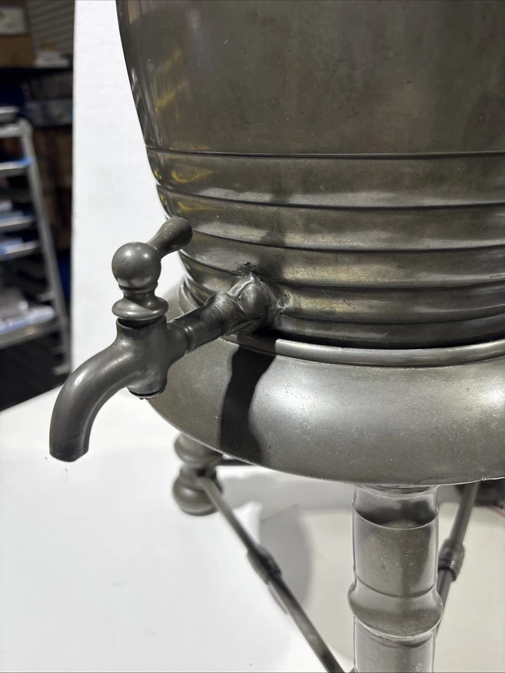 Antigua cisterna de pie de peltre del siglo XVIII con caño, lanzas y risa Foto 2 de 4