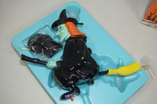 Vintage Flying Witch Battery Operated Halloween Toy In Original Box From Kay-Bee - Picture 4 of 17