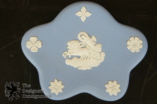 2 Wedgwood Jasperware Lidded Covered Trinket Boxes Pentafoil Neoclassical Relief - Picture 7 of 12