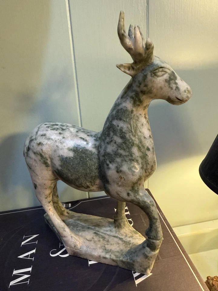 Antigua figura de ciervo de piedra dura de exportación china tallada en piedra verde 1920 Foto 3 de 4