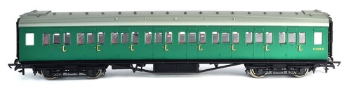 Hornby R4302A Maunsell Corridor 3rd Class Coach S1122S BR Southern Green Livery - Picture 2 of 3